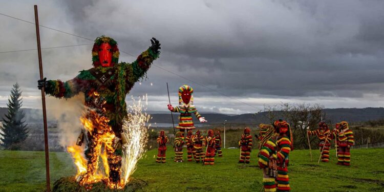 Com o Carnaval confinado, Caretos de Podence 'queimaram' o novo coronavírus 11 Caretos de Podence