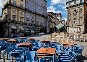 Covid-19: Confinamento, bloqueio de internet e livros nos supermercados. Pontos essenciais do novo estado de emergência