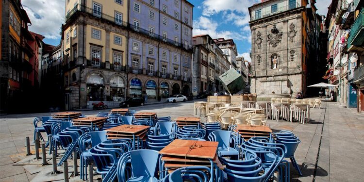 Covid-19: Confinamento, bloqueio de internet e livros nos supermercados. Pontos essenciais do novo estado de emergência