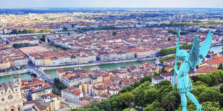 França: Lusodescendente fez notícia quando anunciou desafiar a autoridade e abrir portas ao restaurante que possui nos arredores de Lyon 11 França: Lusodescendente fez notícia quando anunciou desafiar a autoridade e abrir portas ao restaurante que possui nos arredores de Lyon