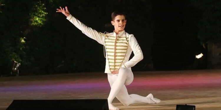 Presidente da República saúda bailarino António Casalinho pelos prémios em Lausanne 11 bailarino António Casalinho