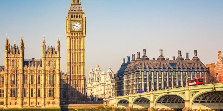 Reino Unido: Aprovadas mais de 331 mil candidaturas portuguesas a residência 11 big ben londres reino unido