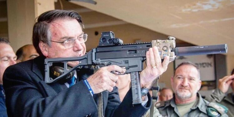 Brasil: Debate sobre armas na ordem do dia 11 bolsonaro armas metrelhadora