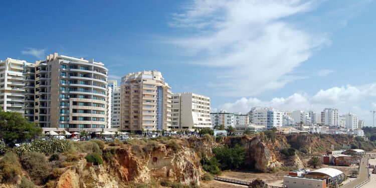 Ainda consegue passar tempo em Portugal após o Brexit? 11 praia da rocha