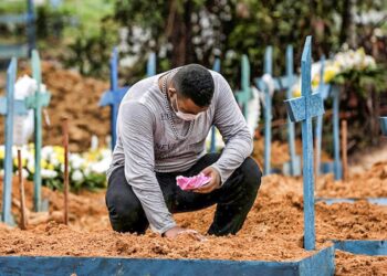 Brasil bate recorde de mortes associadas à covid-19