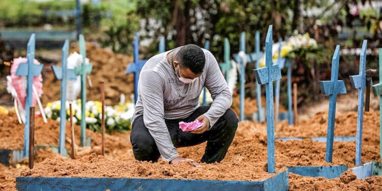 Brasil bate recorde de mortes associadas à covid-19 no espaço de 24 horas 11 Brasil bate recorde de mortes associadas à covid-19