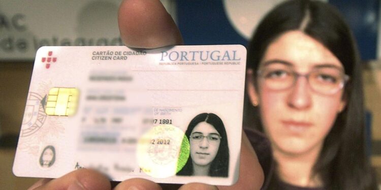 Portugueses no estrangeiro vão ter mais alternativas para levantar o Cartão de Cidadão 11 Portugueses no estrangeiro vão ter mais alternativas para levantar o Cartão de Cidadão
