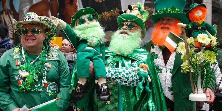 Monumentos portugueses iluminam-se hoje de verde para celebrar o Dia de São Patrício 11 Dia de São Patrício