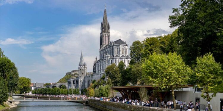 França: Portugueses com dificuldades em Lourdes. PSD questiona Governo 11 França