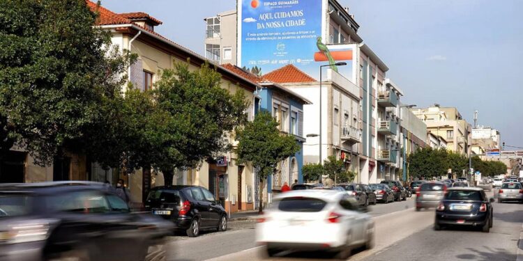 Espaço Guimarães purifica o ar da cidade através de tela publicitária 11 Guimarães