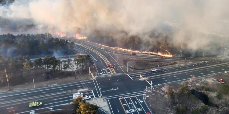 EUA: Incêndio de grandes proporções no sul de New Jersey deixou apreensiva e preocupada comunidade portuguesa residente na área 11 Incêndio de grandes proporções no sul de New Jersey