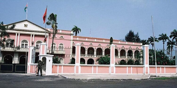 São Tomé e Príncipe: Comissão Eleitoral Nacional precisa de dois milhões de dólares para organizar as presidenciais de julho 11 São Tomé e Príncipe