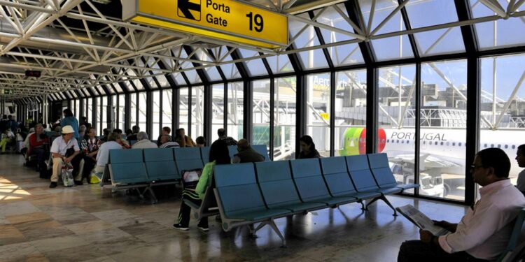 Portugal prolonga até 15 abril restrições ao tráfego aéreo 11 aeroporto espera
