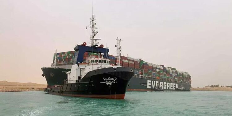 O navio que bloqueava o Canal do Suez, já foi desencalhado e retomou em 80% a direção a seguir 11 barco navio Canal do Suez