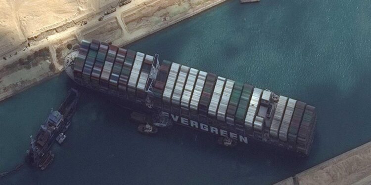 Egito: Dragas, escavações e até a maré-alta. Nada consegue mover navio no Canal do Suez 11 Egito: Dragas, escavações e até a maré-alta. Nada consegue mover navio no Canal do Suez