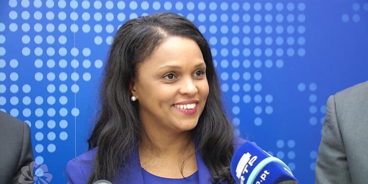 MNE guineense faz "visita de amizade e trabalho" a Cabo Verde 11 ministra dos Negócios Estrangeiros, da Cooperação Internacional e das Comunidades da Guiné-Bissau, Suzi Barbosa