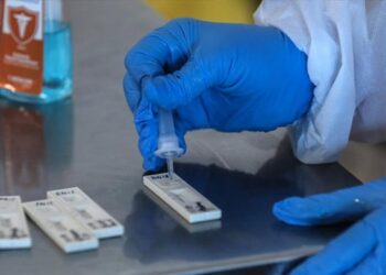 Inglaterra oferece dois testes à Covid-19