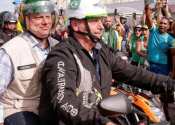 Bolsonaro desfila de moto