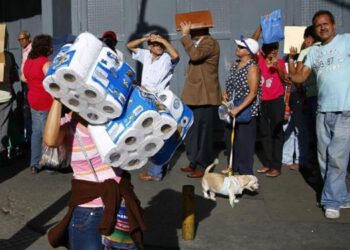 Venezuela: Populares saqueiam lojas em protesto por recusa de notas de baixo valor