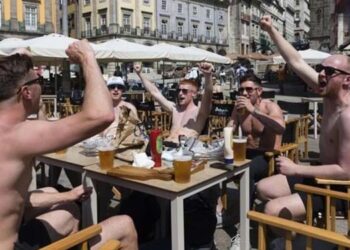 Centenas de adeptos ingleses sem máscara nem distanciamento invadem zona da Ribeira no Porto