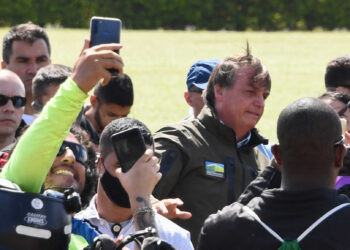 Brasil: Bolsonaro reúne centenas de motards em passeio apesar da pandemia