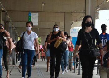 pessoas na rua com mascaras