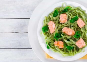 tagliatelle com salmão e molho de agrião