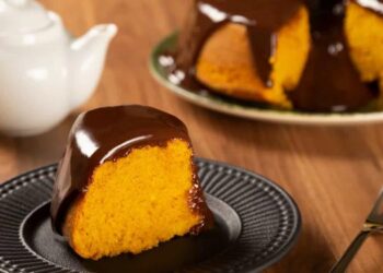 Bolo de cenoura e laranja