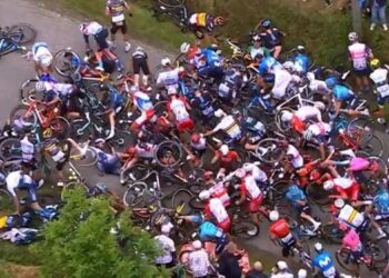França. Espetadora provoca queda de dezenas de ciclistas