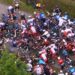 França. Espetadora provoca queda de dezenas de ciclistas no arranque do Tour 22 França. Espetadora provoca queda de dezenas de ciclistas