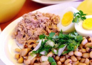 Salada de atum e feijão frade