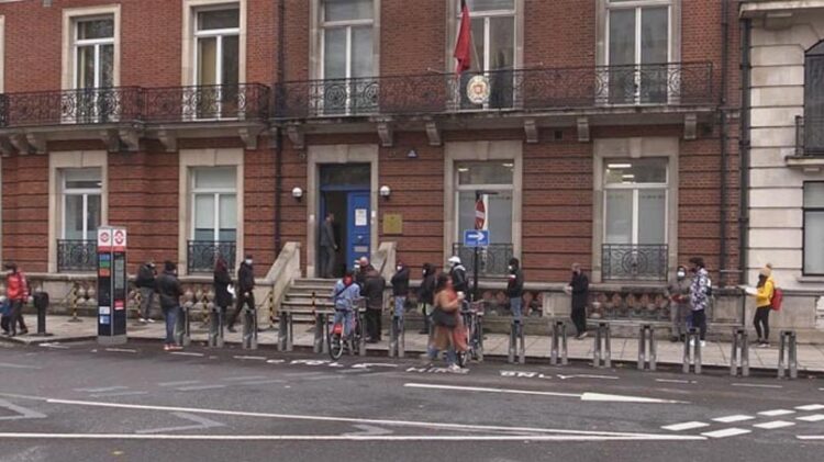 Atrasos nos Consulados em tempo de pandemia desesperam portugueses na Europa