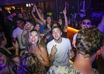 Inglaterra diz adeus às máscaras e levanta restrições anti-covid