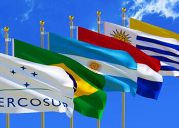Argentina transfere para o Brasil presidência de um Mercosul em tensão entre o protecionismo e o comércio livre