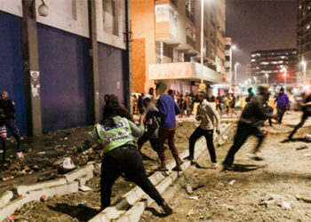 África do Sul: Comunidade portuguesa "assustada" com distúrbios violentos no país