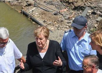 Merkel promete "ajuda urgente" perante cenário "surreal" de inundações.
