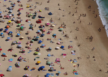 França não impedirá férias em Portugal, mas pede prudência