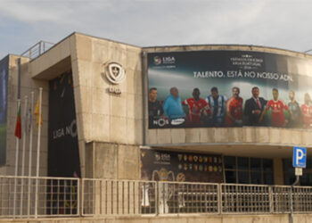 Futebol: Liga anunciou que as competições profissionais vão arrancar com 33% da lotação dos estádios.