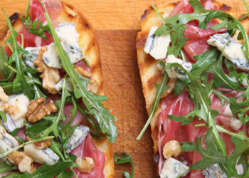 Petiscos de verão: Bruschettas de pão de milho com presunto e rúcula