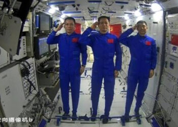 Astronautas chineses fazem primeiro passeio no espaço