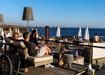 Porto: Esplanadas cheias e salas vazias nos restaurantes