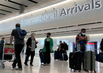 Inglaterra: Viajantes de UE e EUA vacinados isentos de quarentena