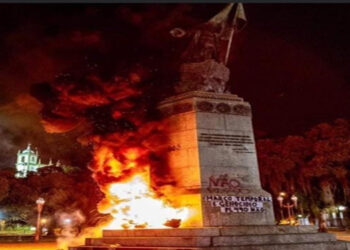 Estátua de Pedro Álvares Cabral incendiada no Brasil