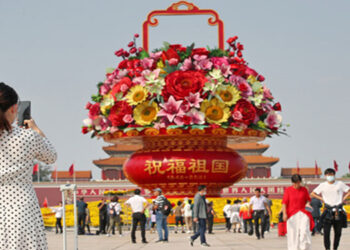 China. Canteiros de flores são instalados na Praça Tiananmen para celebrar o Dia Nacional
