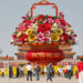 China. Canteiros de flores são instalados na Praça Tiananmen para celebrar o Dia Nacional 21 China. Canteiros de flores são instalados na Praça Tiananmen para celebrar o Dia Nacional