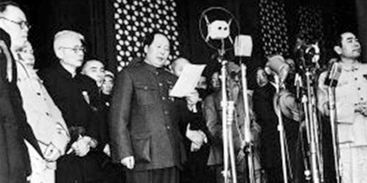 China. Canteiros de flores são instalados na Praça Tiananmen para celebrar o Dia Nacional