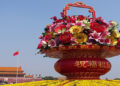 China. Canteiros de flores são instalados na Praça Tiananmen para celebrar o Dia Nacional 19 China. Canteiros de flores são instalados na Praça Tiananmen para celebrar o Dia Nacional