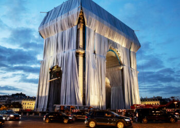 França. Arco do Triunfo coberto em tecido numa homenagem a Christo, um artista búlgaro que morreu no ano passado.