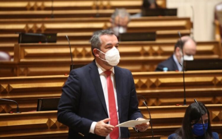 Deputados lamentam chumbo do Orçamento que “suspende iniciativas para as Comunidades”