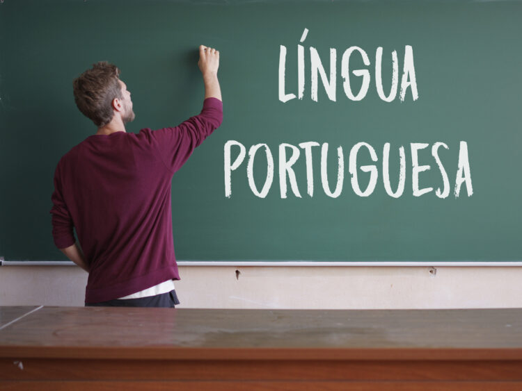 Inclusão linguística e diversidade do português defendida por lusófonos nos EUA 11 young student in casual writing physics formula on the empty blank blackboard during study course copy space mock up
